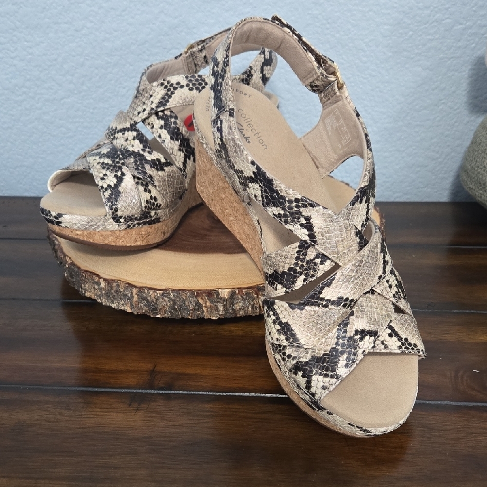 NWT*CLARKS Annadel Rayna Wedge Sandal Vegan Snakeskin Taupe Size 10M